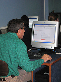Uno de los asistentes ensimismado abriendo su blog